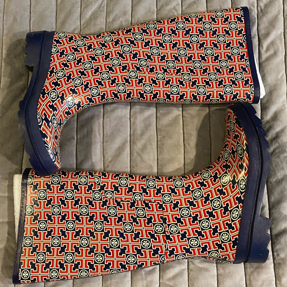 Tory Burch printed logo rainboot. Size 8